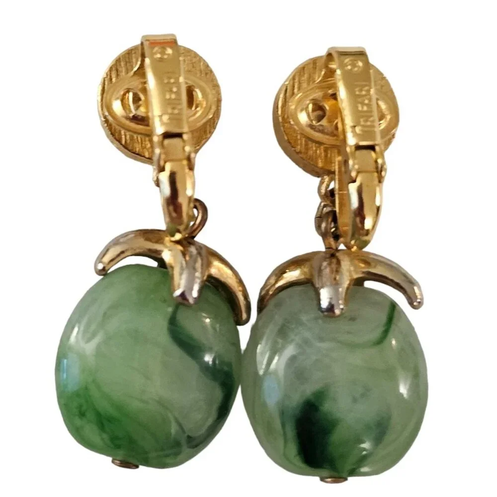 Trifari Gold Tone Green Marbled Resin Lucite Dangle Clip-On Earrings, Signed L82 - Picture 6 of 10